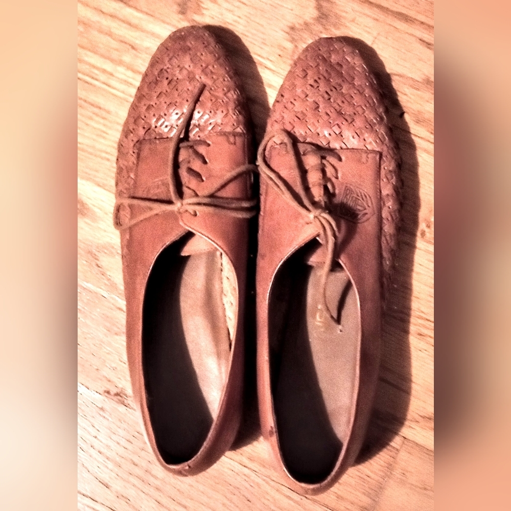 LADIES LEATHER SHOES, FLAT HALF INCH HEEL, SIZE 9